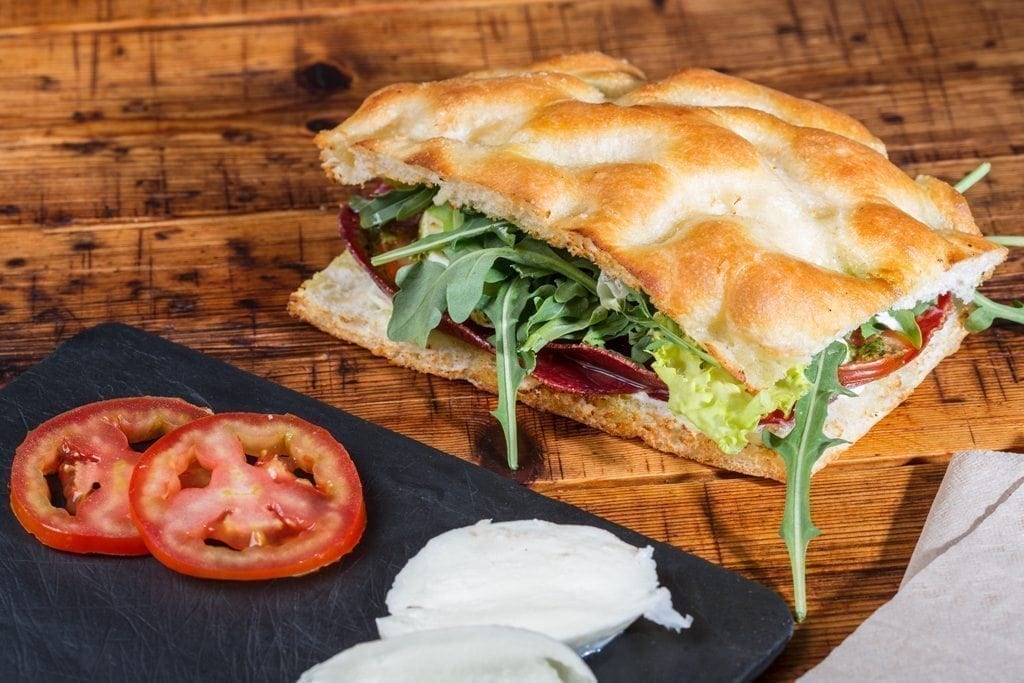 Sandwich Giuseppito en pan focaccia con bresaola, pesto casero, mascarpone, mozzarella de búfala, tomate y rúcula. Sandwich Giuseppito en pan focaccia con bresaola, pesto casero, mascarpone, mozzarella de búfala, tomate y rúcula.