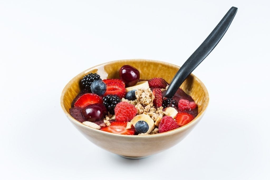 Bol coa açai, plátano, fresas y granola de magasand Bol coa açai, plátano, fresas y granola de magasand